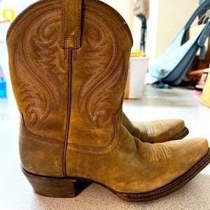 Ariat Woman’s size 7 new cowboy boots. Never worn and straight from Texas!